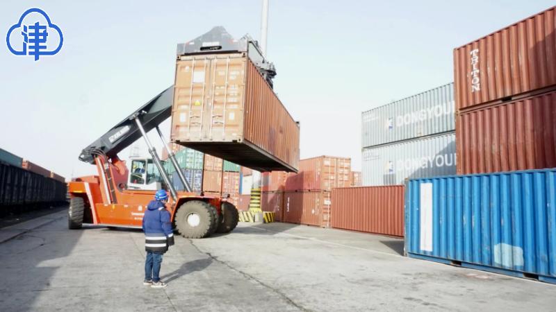 新春走基层中欧班列,中欧班列拉来“洋年货”