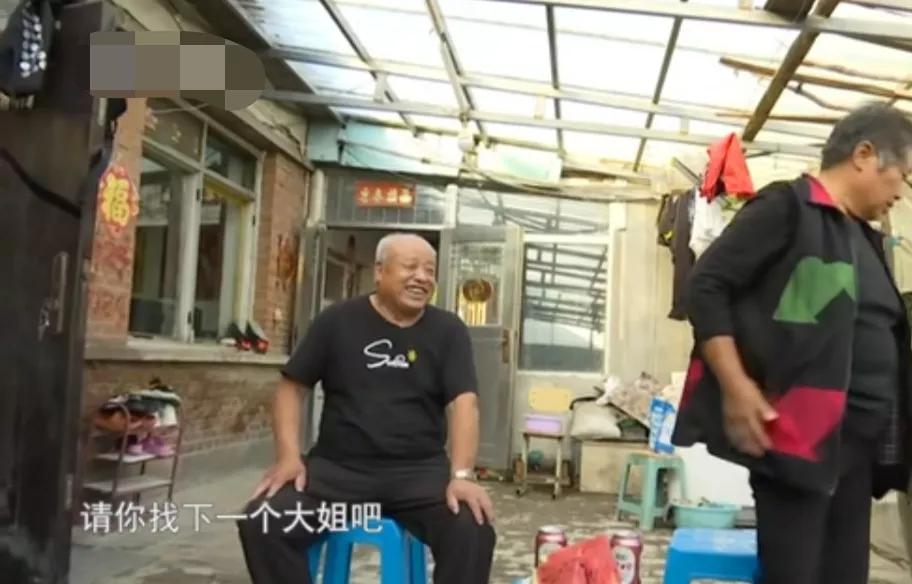 69岁女子杨某相亲70岁男子陈某，交谈甚欢，哪料杨某说存款得上交