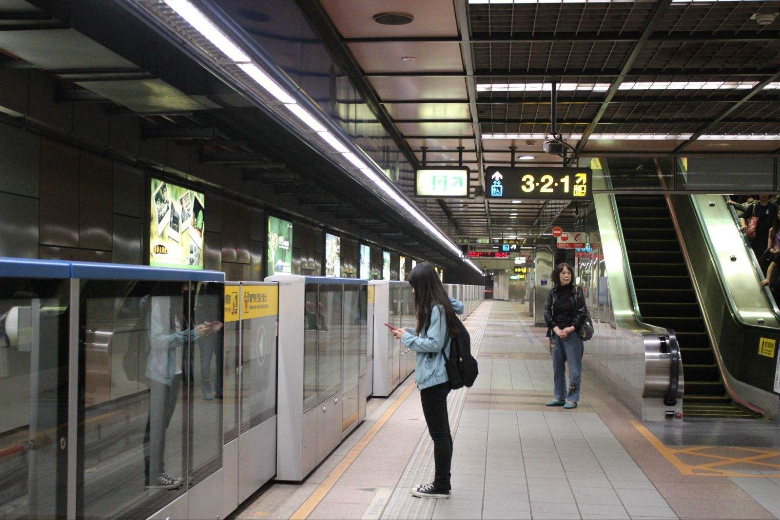 不堪入目，杭州女大学生地铁“奴性”事件遭疯传，网友：震碎三观