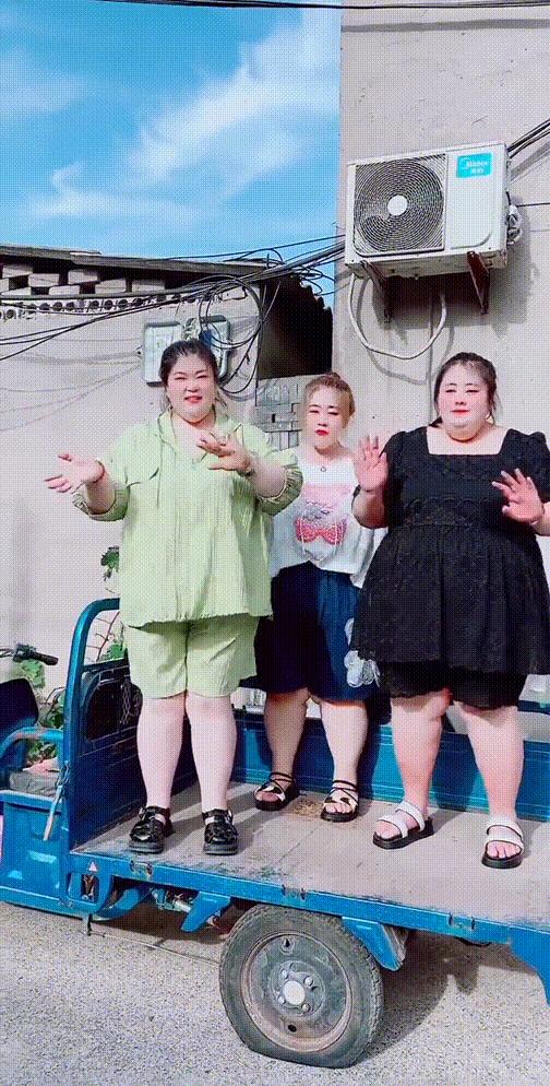 老师上课忘记关投影仪了,女老师上课期间忘记关投影仪