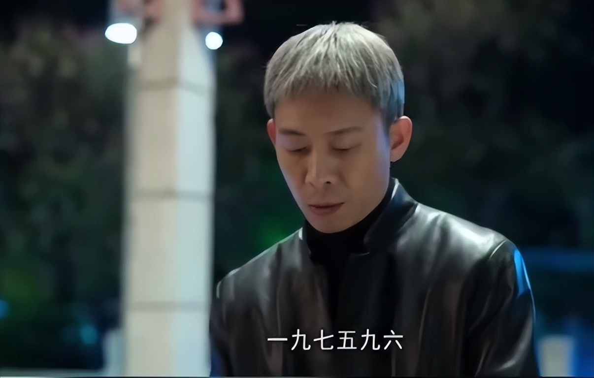 《狂飙》孟钰包包15万，安欣一件风衣2万块，果然影视剧中无穷人