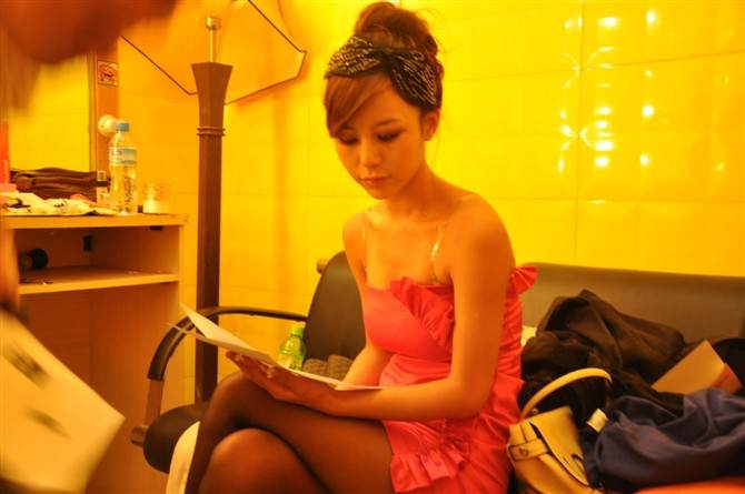 那个宁愿坐在宝马里哭的人,那个宁愿坐在宝马里哭的女孩