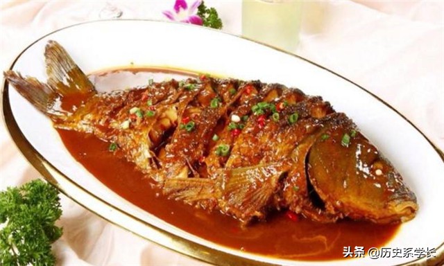 除夕夜的晚上有一道菜，晚辈不能动筷子，并且吃它还有三点讲究
