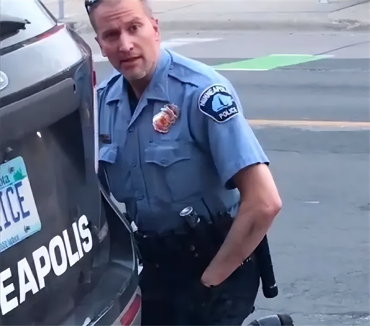 黑奴船上的悲惨生活：男性被关进船舱，女性在甲板上不断发出惨叫