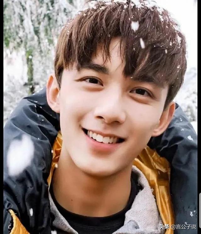 长着兔子脸的男明星有哪些,长得像兔子牙的男明星