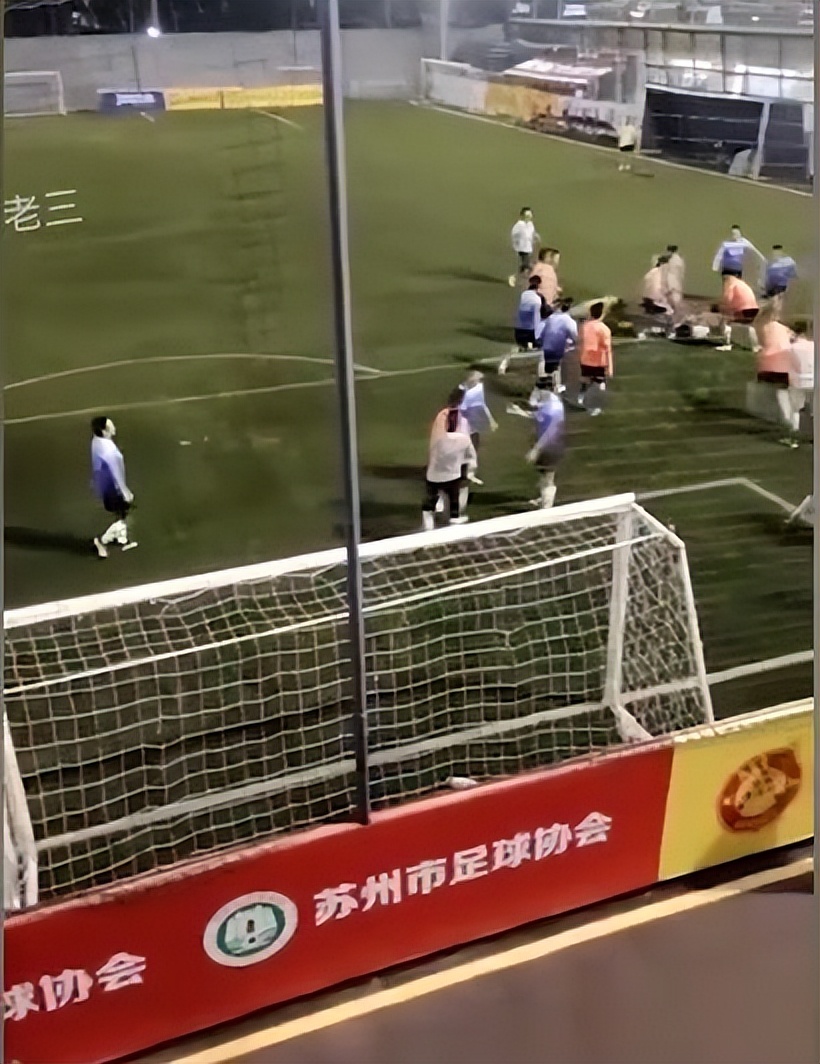 足球场上暴打裁判的瞬间,足坛十大暴打裁判