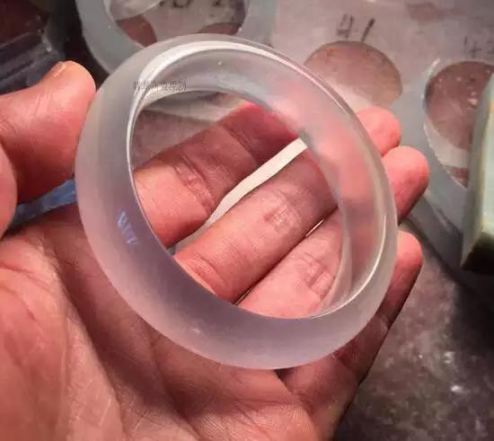 顶级玻璃种翡翠原石切割视频,顶级玻璃种全脱沙翡翠原石