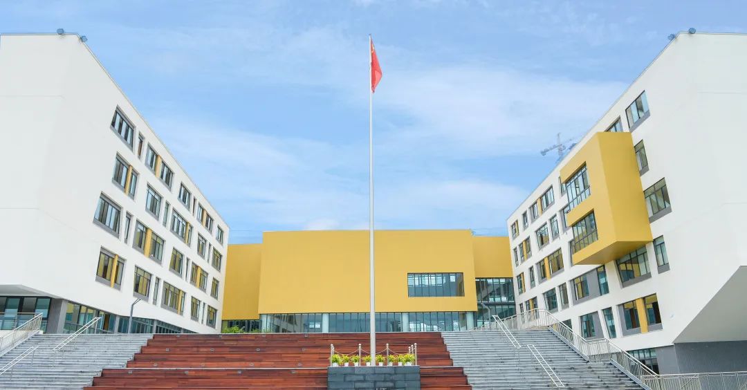 金苹果锦城一中，创办世界一流中学，做好受益终身的教育