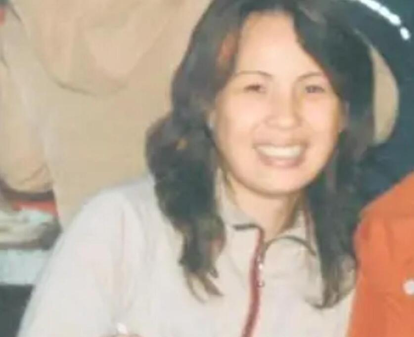 2009年，*昌星赖**之妻曾明娜回国自首前，我们答应了她哪两个条件？