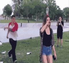 搞笑gif趣图姑娘你怎么这么凶啊,趣图搞笑美女