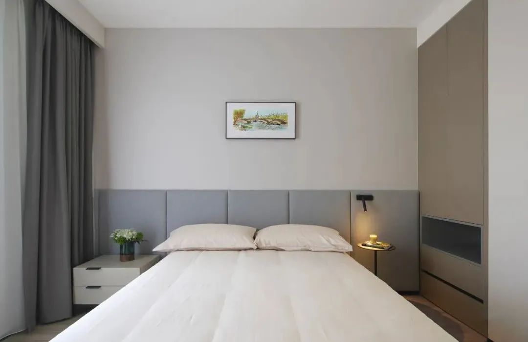 卧室暗色背景墙木饰面,木饰面装修暗色房间搭配效果