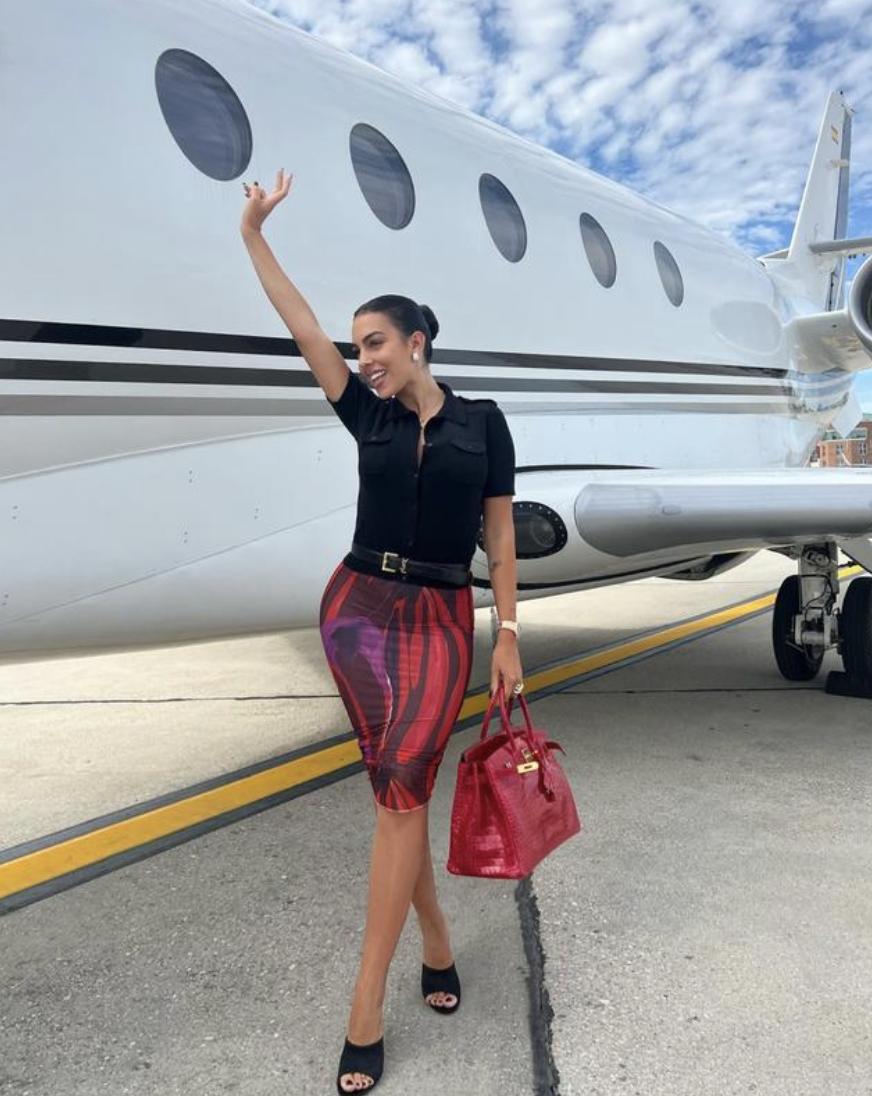 c罗与乔治娜红蓝情侣装,从柜姐到富豪女友