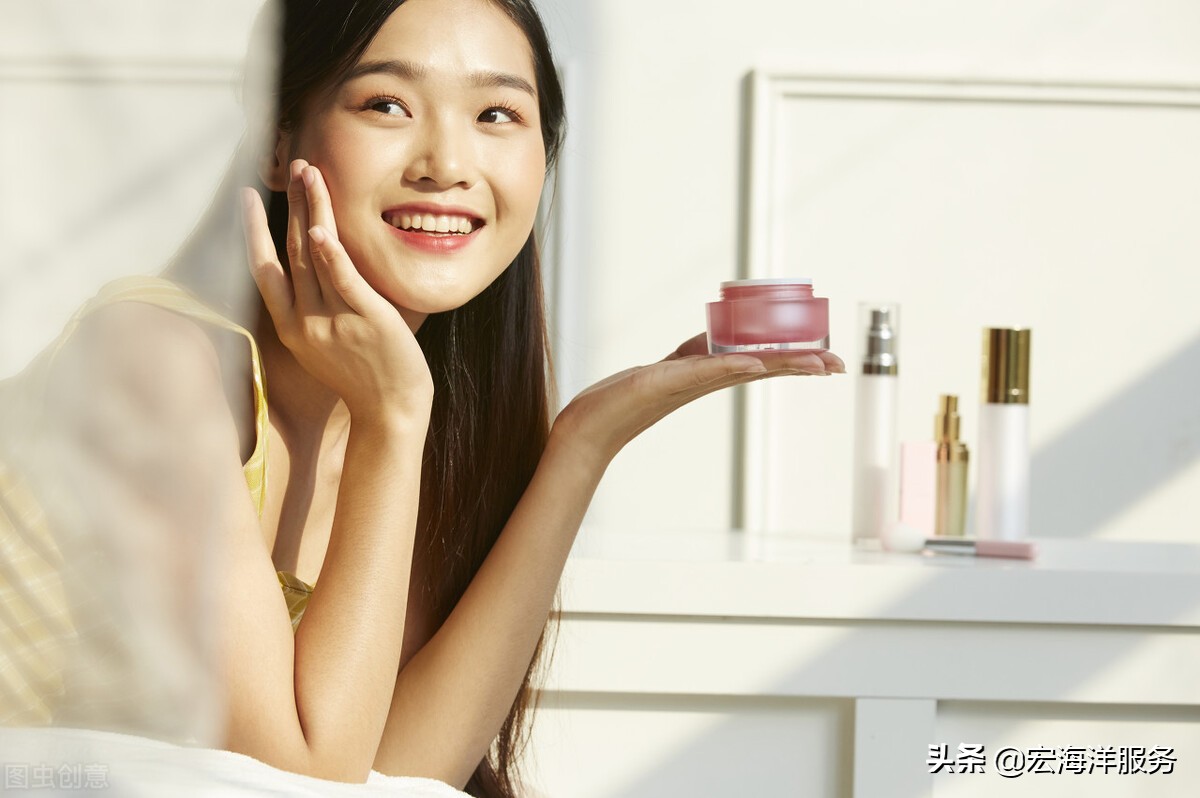 如何化妆不卡粉不脱妆,如何化妆自然而且漂亮