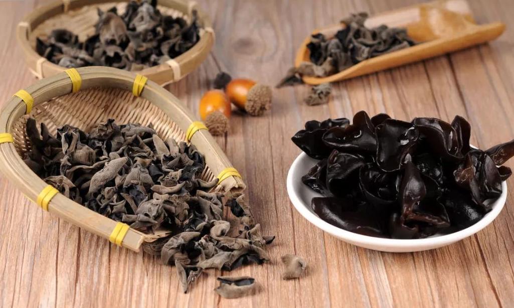 泡发黑木耳多长时间会中毒,黑木耳不能长时间泡辟谣