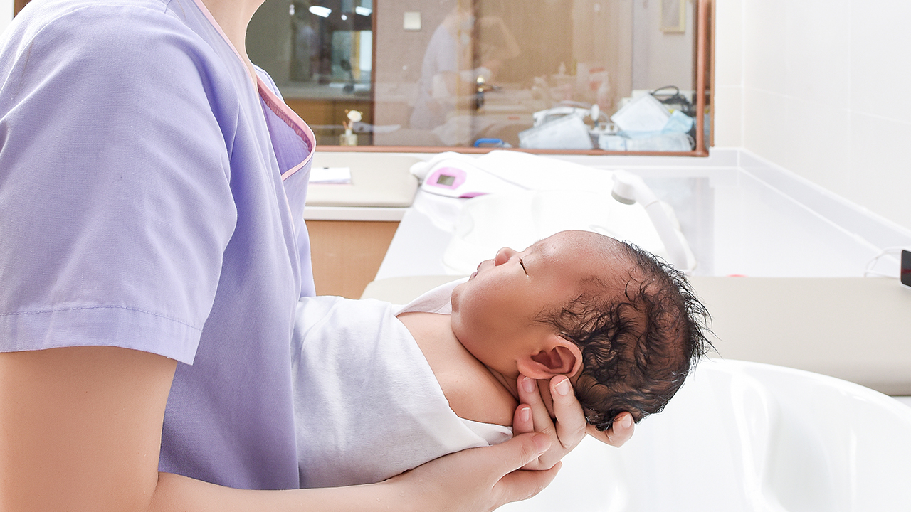 一天洗一次澡还是一周洗一次澡好,一天洗一次澡一次头好吗