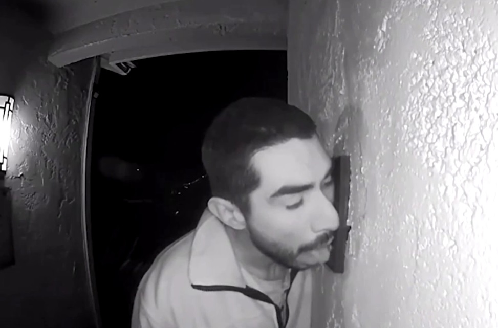 挖掘机抓玩具,挖掘机抓着飞机在飞的视频