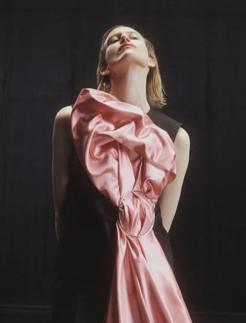 粉色搭配的高级穿法,粉色大衣穿搭高级感