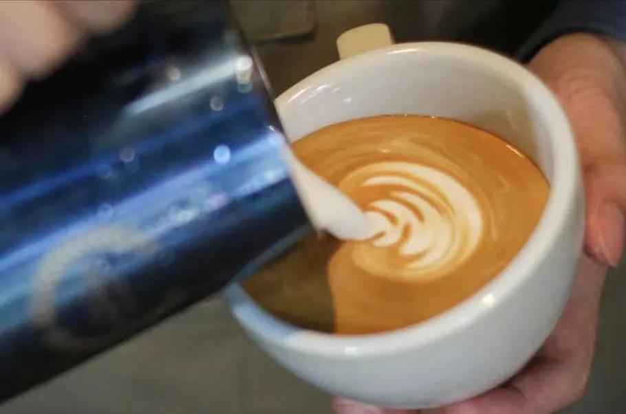 咖啡萃取后手柄里咖啡有水,萃取出来的咖啡液加开水还是冷水