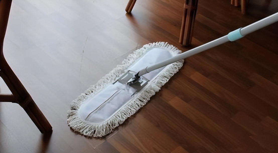 复合地板怎么拖才能没有水印,地板有水印怎么拖干净妙招