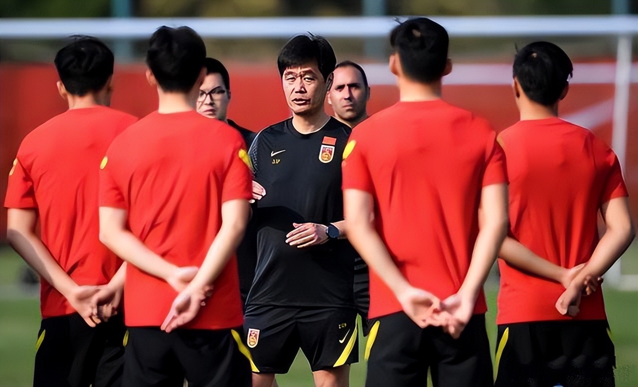 美女记者采访国足失利后的视频,国足采访名场面女记者被踢