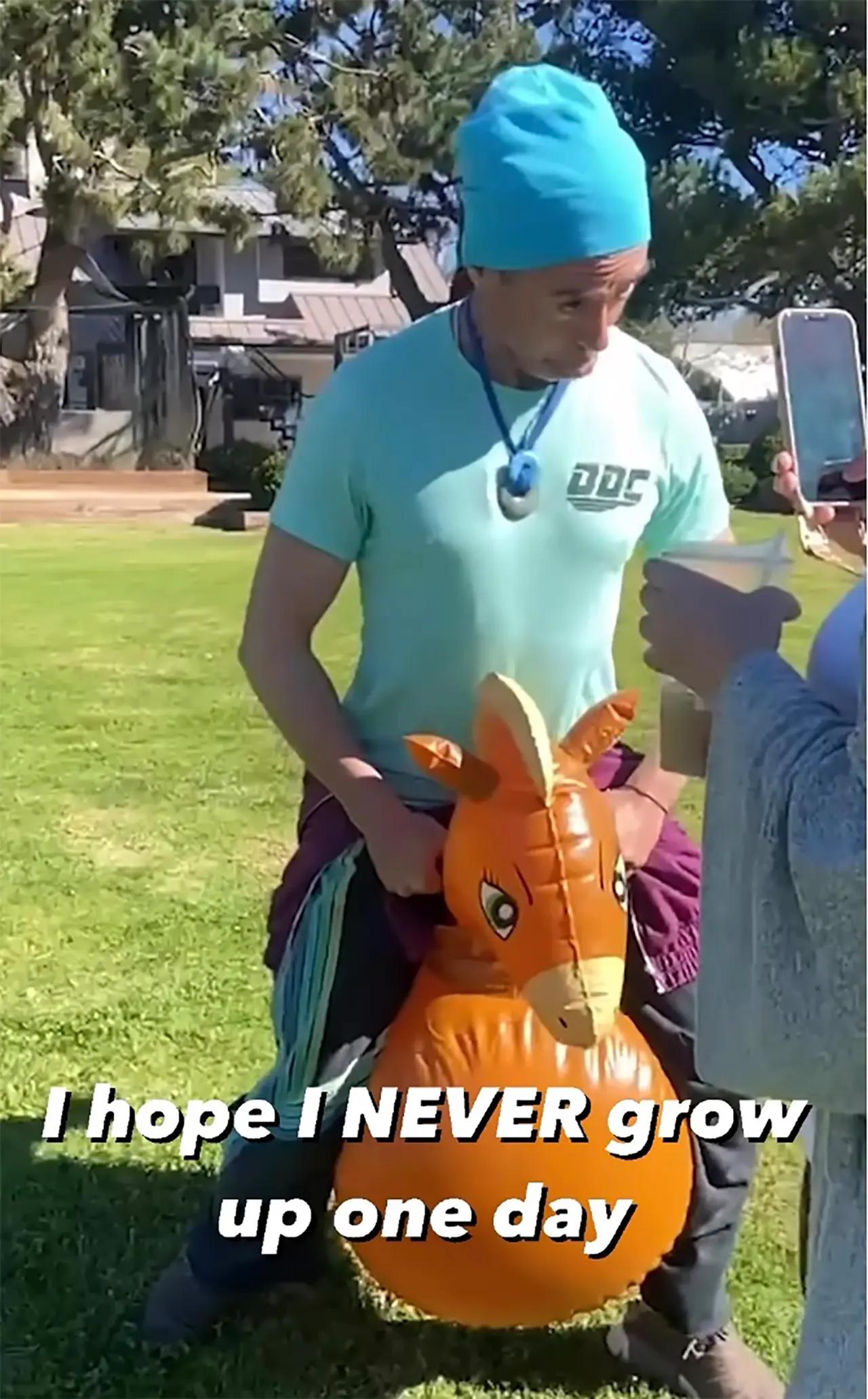 小罗伯特唐尼的孩子现状,小罗伯特唐尼晒复活节玩偶照