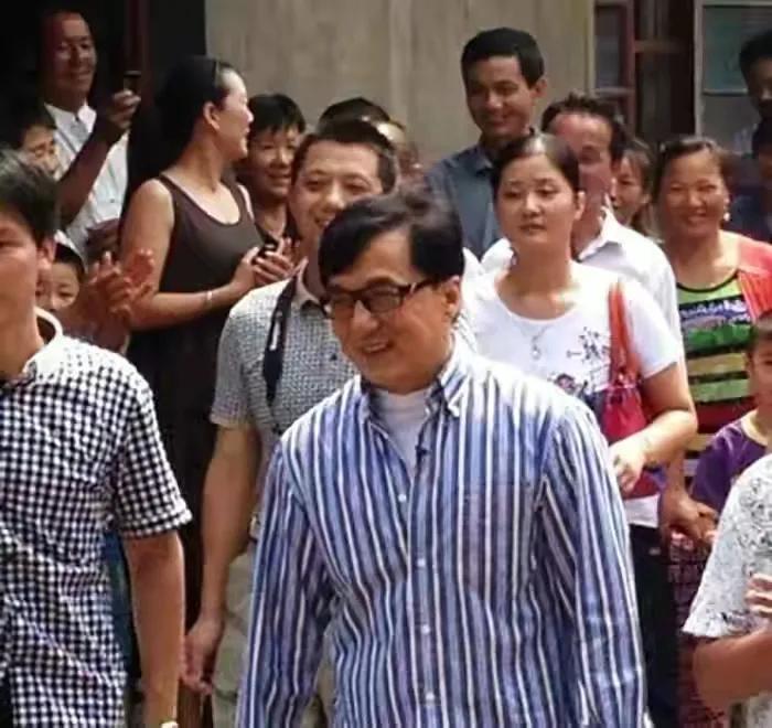 成龙对同父异母兄弟有帮助吗,成龙和同父异母的大哥相见