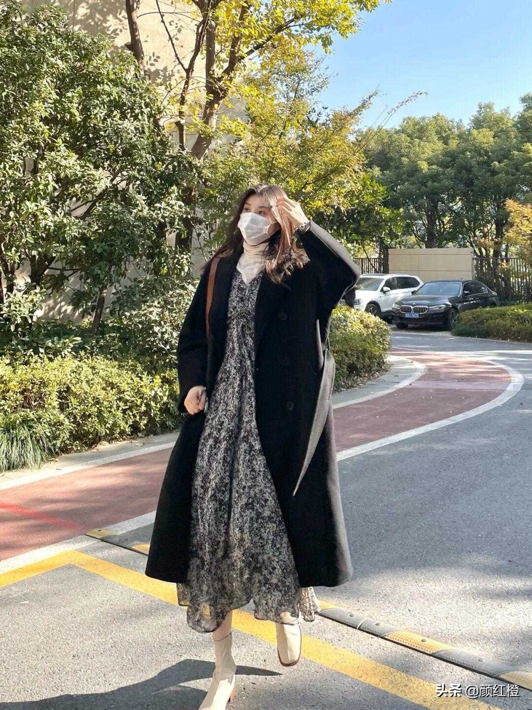 碎花裙开叉款大衣怎么搭配,大衣碎花裙搭配优雅大方有韵味