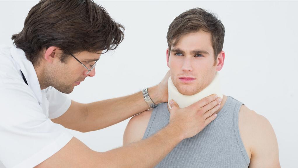 颈椎病做了手术为什么会肩膀疼,颈椎引起肩周疼痛是否用针扎