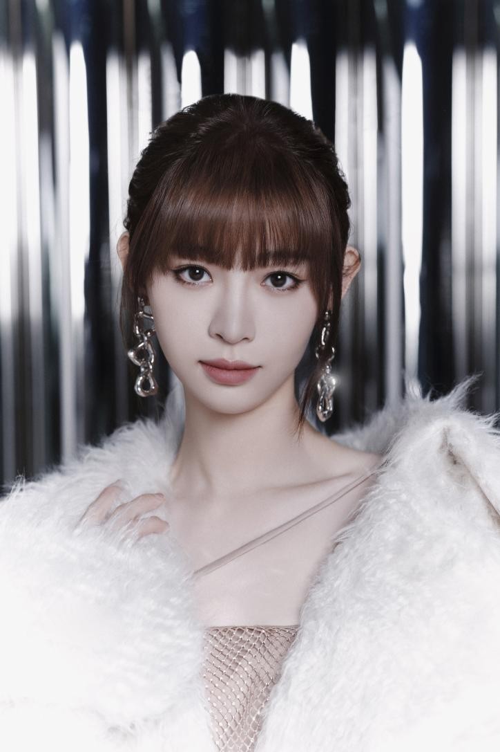 演绎不同时尚造型,痞幼红毯造型对比图