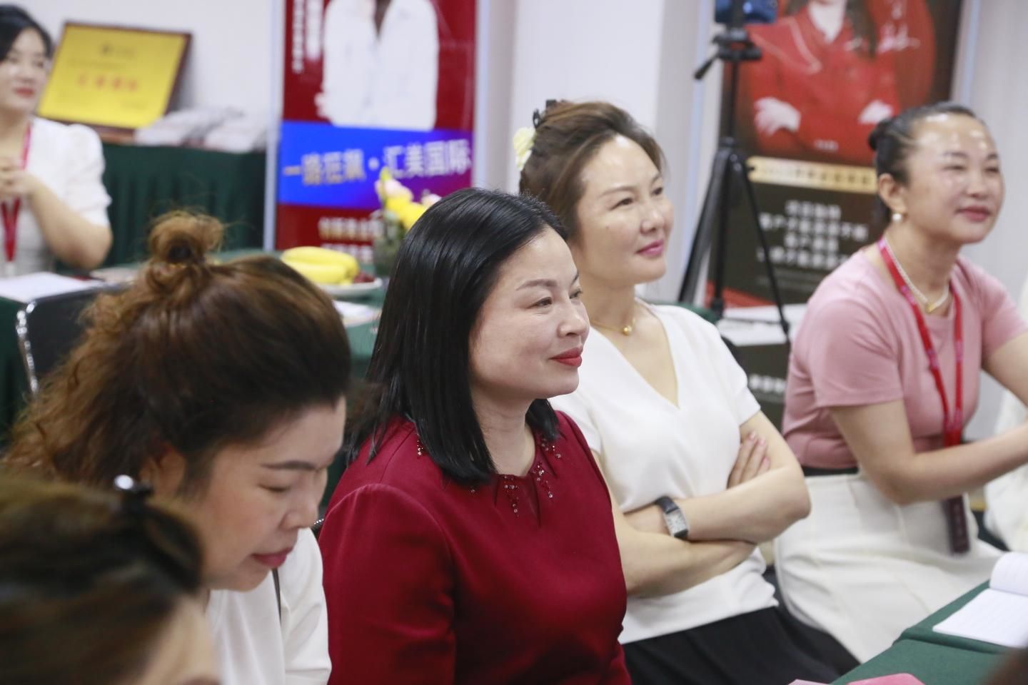 婀栧寳姹囩編,姹囩編鍥介檯缇庝笟闆嗗洟