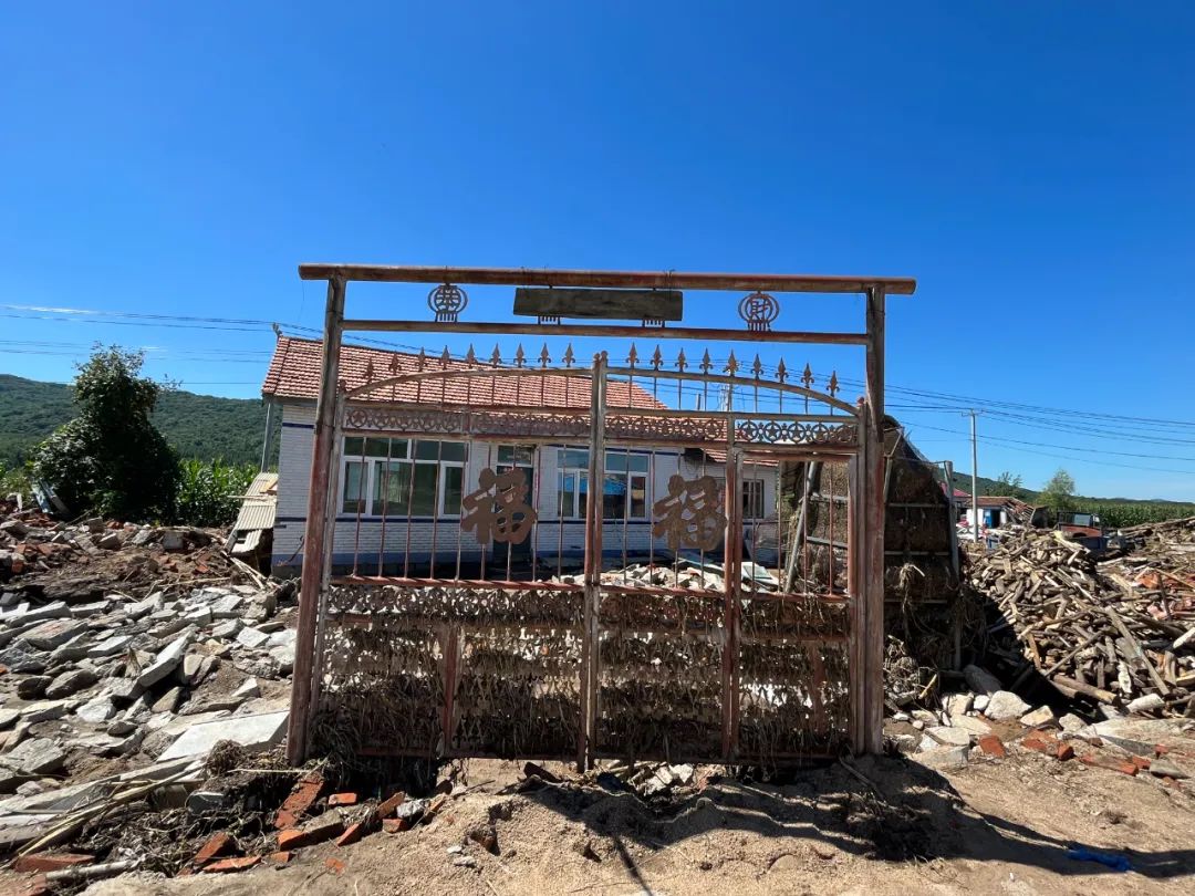 洪水退去，等待生活重启的农村老人