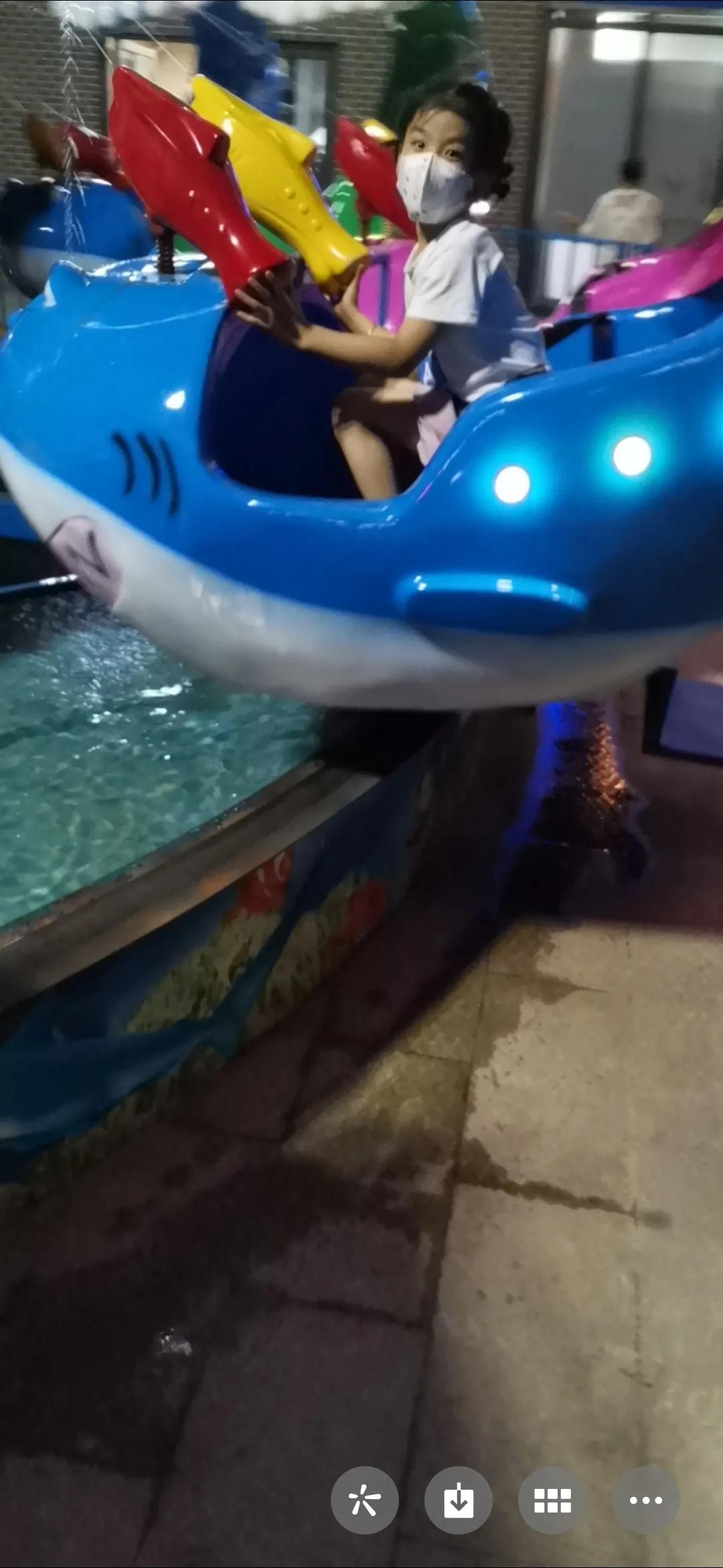 昨天带着外孙女去补了牙，顺便也把一只松动的门牙给拔掉了