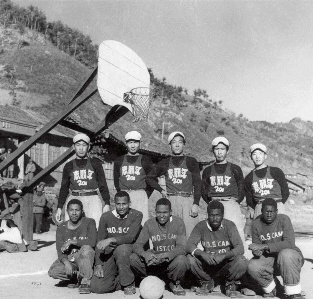 美国大兵阵亡回国最后的荣耀,美国大兵给德军俘虏发香烟