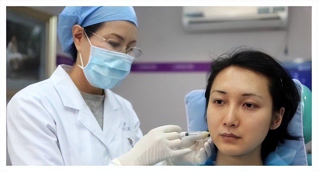 浙江小伙背着母亲上学，成全国道德模范，为何却变性参加选美大赛