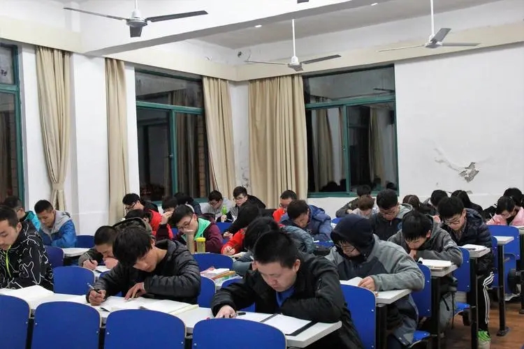 教育部暑期严禁集体补课托管班,怎样举报校外托管补课乱象