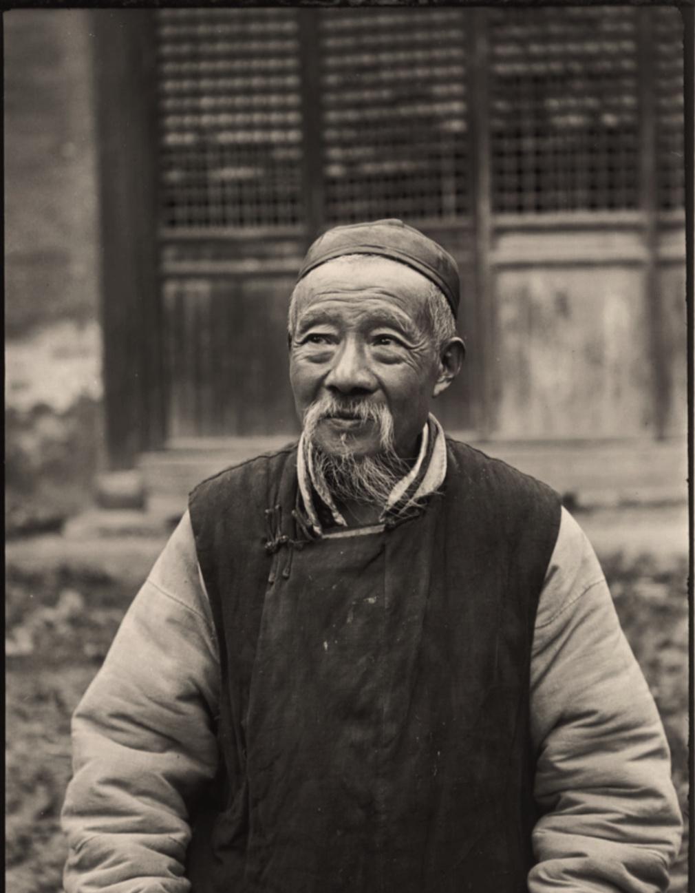 高清老照片：旗人格格大腿岔开豪放洗衣，地主三妻四妾不输女明星