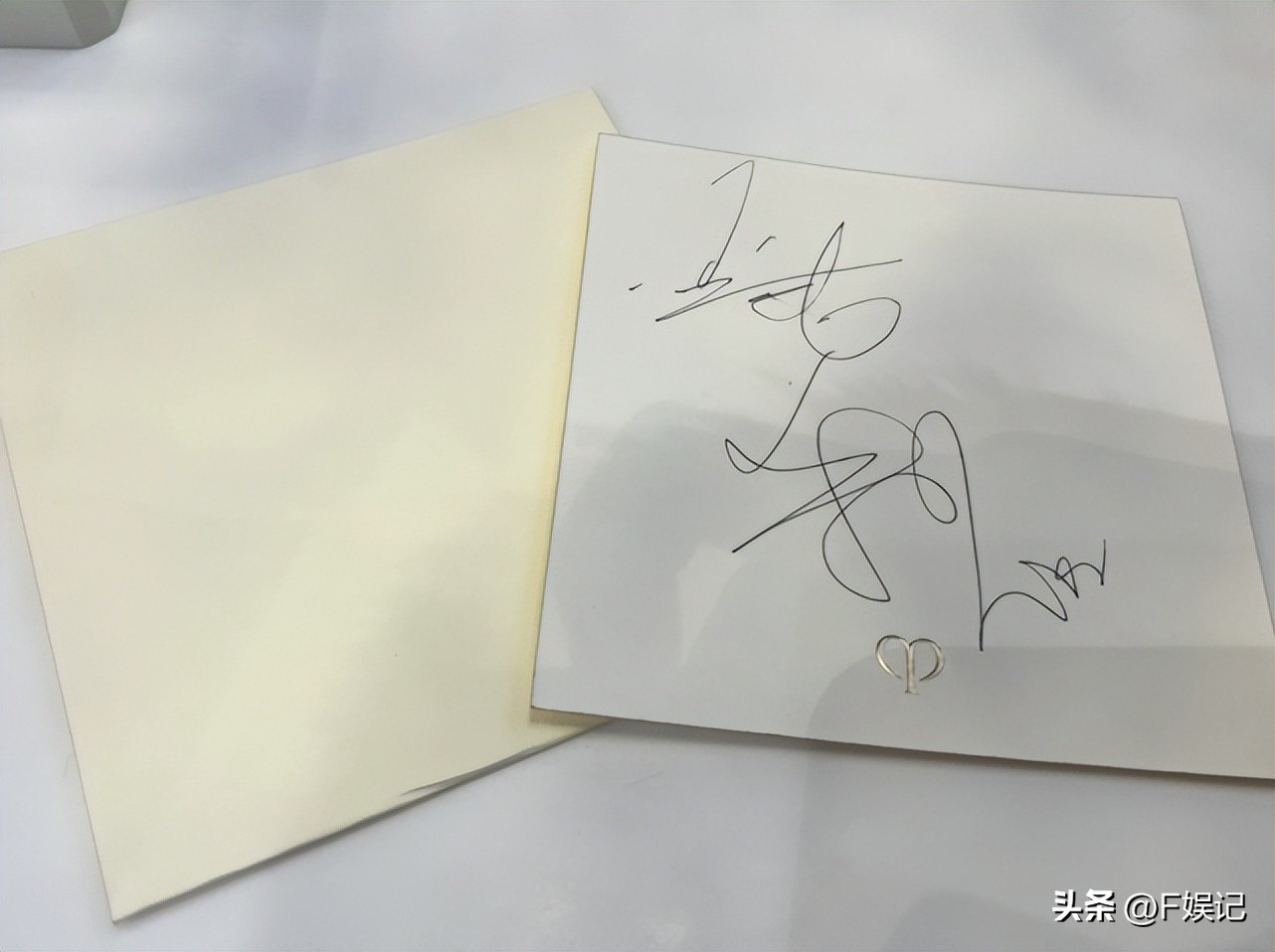 应采儿问陈小春要签名 (陈小春演出应采儿现场秀恩爱)