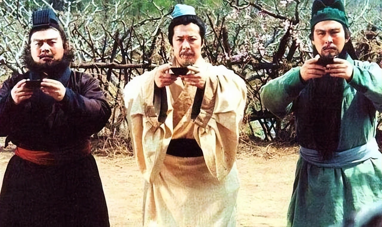 关帝庙前的一副对联，道尽关公一生的荣耀与悲壮，写了什么？