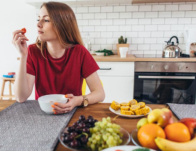 40岁女性下眼皮发黑是什么原因,女性腹股沟发黑是什么原因怎么办