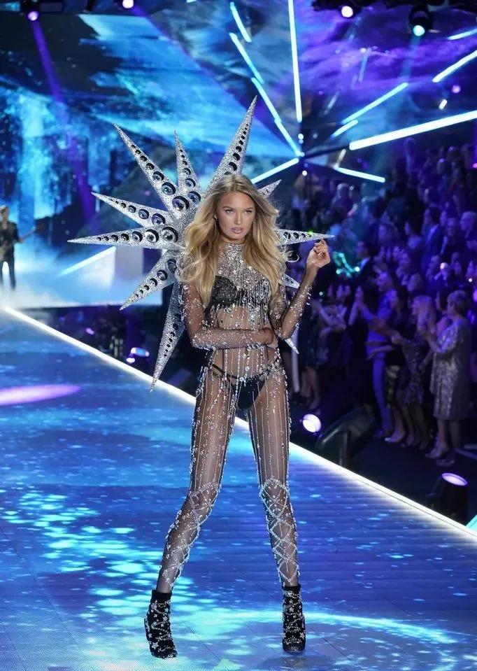 回看维密秀幺蛾子乱飞，蜘蛛精、奇怪中国风，超模也救不了的时尚