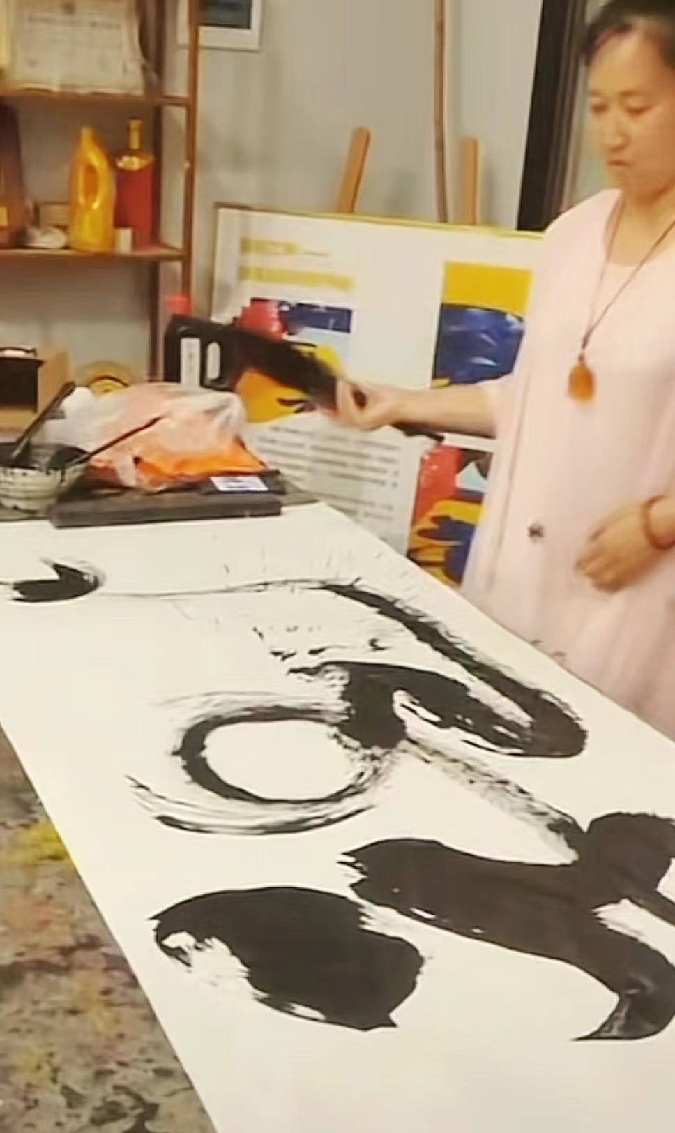 农家妇女书法只练一个字，卖字赚钱给家里盖了两层楼！