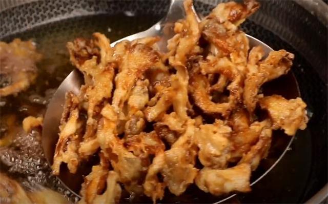 炸蘑菇用面粉还是淀粉,炸蘑菇到底用面粉还是淀粉