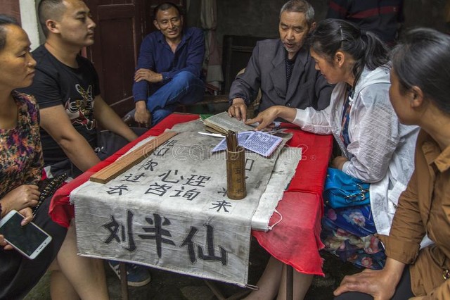 谁说挣钱难？看人家多挣钱，扫树叶一样