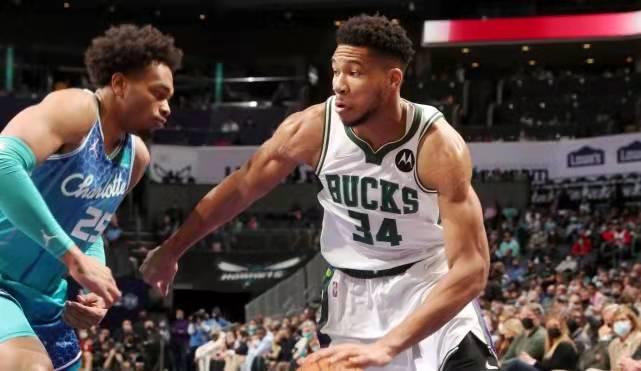 字母恶意肘击再现伤人动作,恶意犯规挥肘提膝伸腿