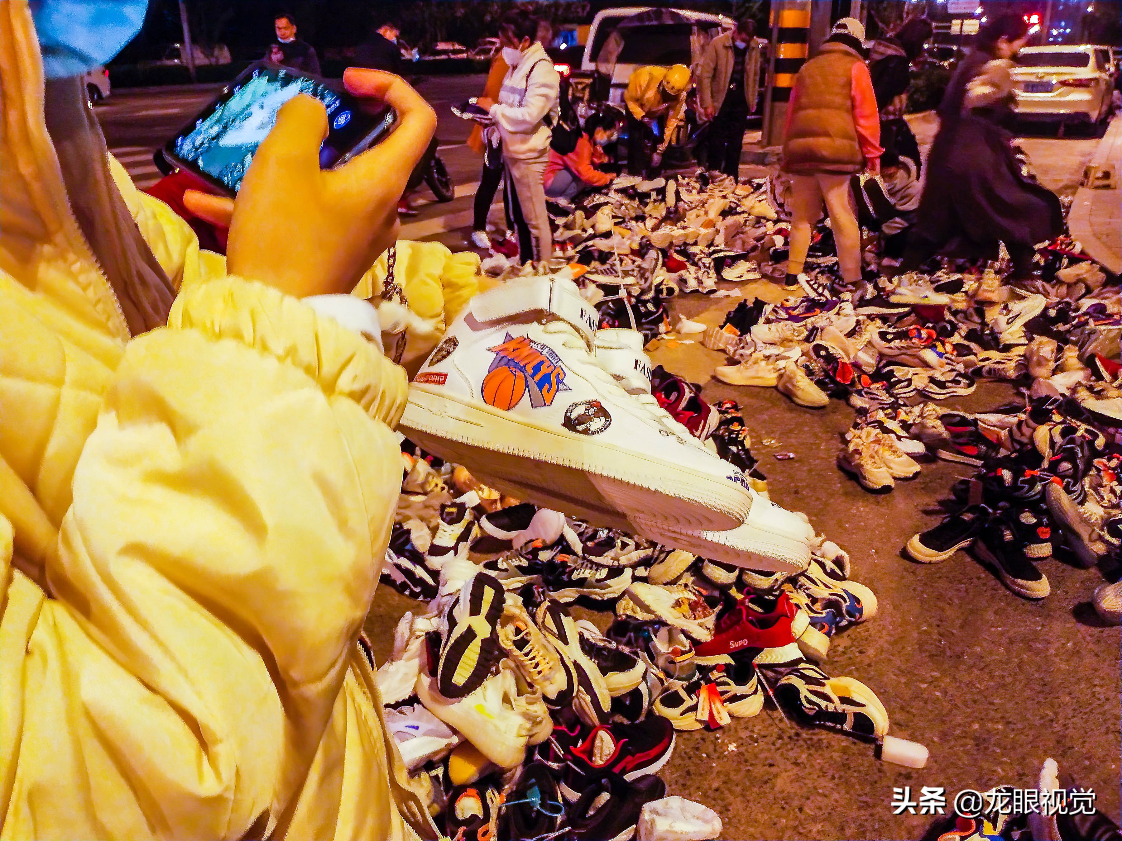 摆地摊卖低价鞋,西安摆地摊鞋哪里批发