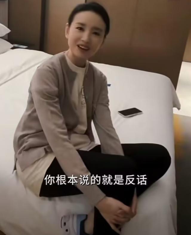 董洁晒儿子参加戏剧演出,董洁和儿子顶顶现身机场