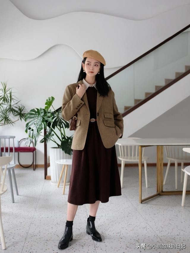 穿碎花连衣裙配什么样的鞋子好看,55岁女人穿黑色连衣裙配什么鞋子