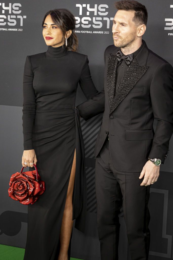 梅西老婆陪着领奖,梅西妻子安东内拉红裙出席活动