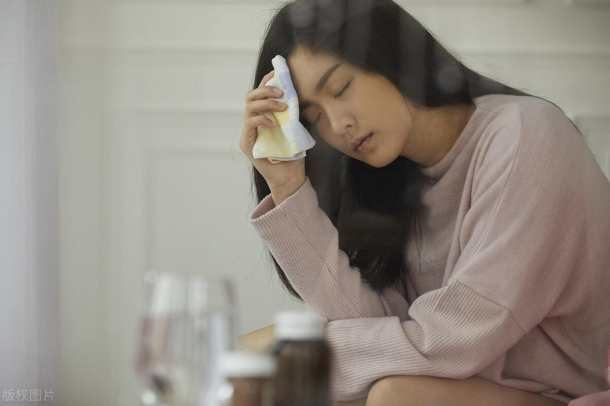 女生经常夹脚尖是好是坏,女生为什么总喜欢夹着脚