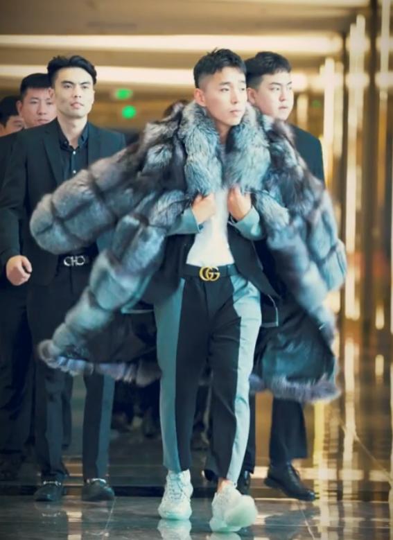 拿海鲜喂鸡、20秒36万进账，网红这一职业，真就“钱”途无量？